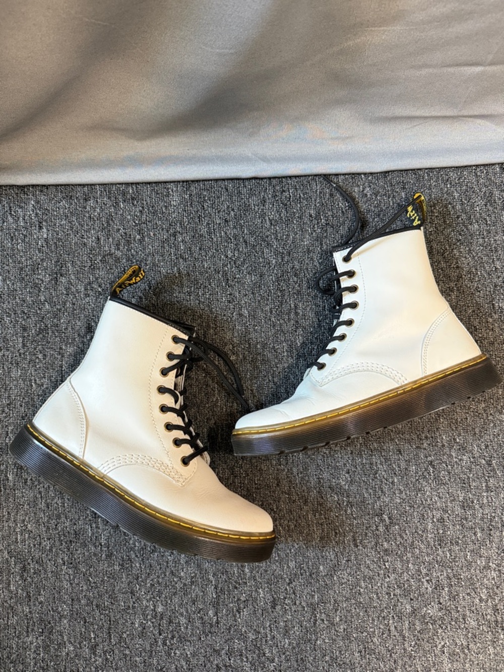 White Doc Martins Size 7 like new - Picture 2 of 8